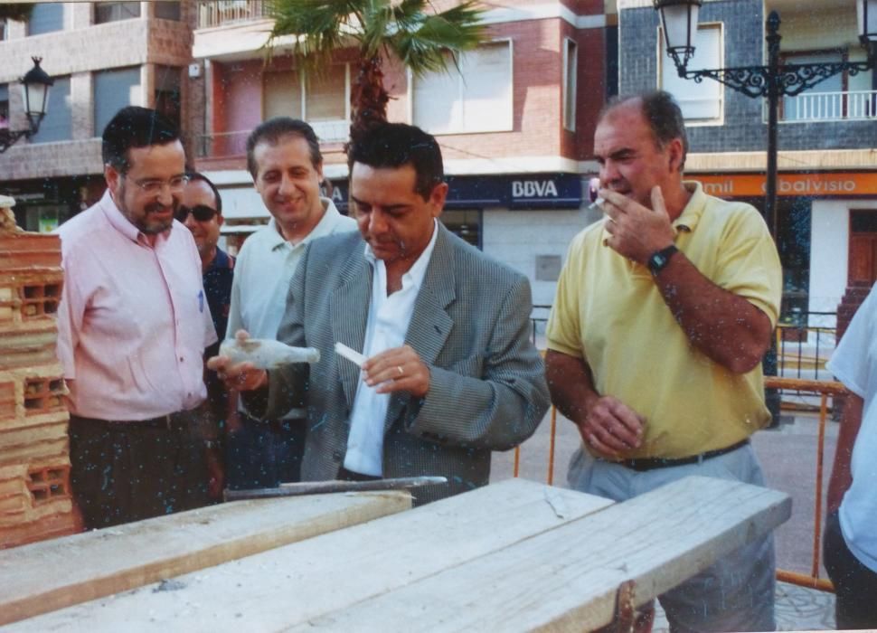 El alcalde de la época, José Vicente Sanchis (PP), al centro, con ediles y el actual alcalde, Ramón Marí (PSPV) a la izquierda.