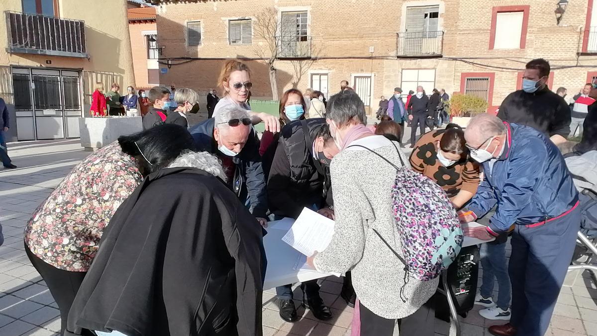 Vecinos firman las quejas sobre sanidad en la última concentración celebrada en Tagarabuena