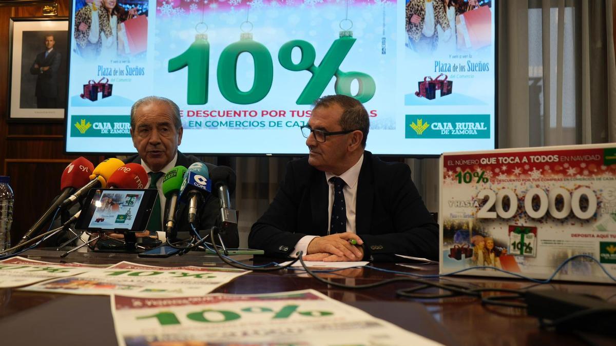 Cipriano García y Narciso Prieto, en la presentación de la campaña del 10% de descuento en las compras navideñas con Caja Rural
