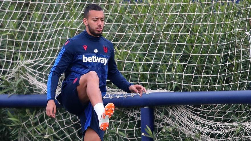 Rúben Vezo, del Levante, en un entrenamiento en marzo.