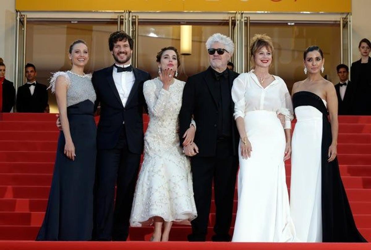 Michelle Jenner, Daniel Grao, Adriana Ugarte, Pedro Almodóvar, Emma Suárez e Inma Cuesta, en la première de Julieta en el Festival de Cannes.