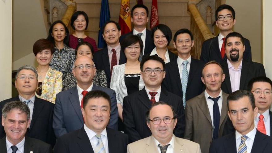 En primera fila: de izquierda a derecha, el vicerrector Bernardo Cascales, el representante del Banco de Shanghai, el rector José Orihuela y Vicente Prior (Banco Santander).