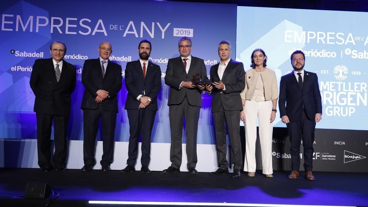 Josep y Jordi Ametller reciben el galardón de Empresa del Año entregado por Reyes Maroto, Pere Aragonés, Javier Moll y Josep Oliu.