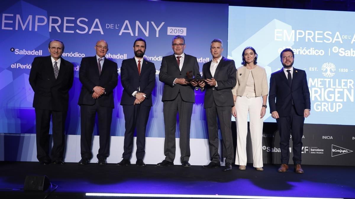 De izquierda a derecha, Javier Moll, Josep Oliu, Roger Torrent, Jordi y Josep Ametller, Reyes Maroto y Pere Aragonès, ayer, durante la entrega de los premios.