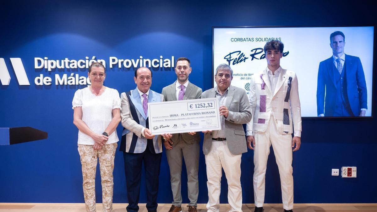 Félix Ramiro entrega el cheque a IBIMA.