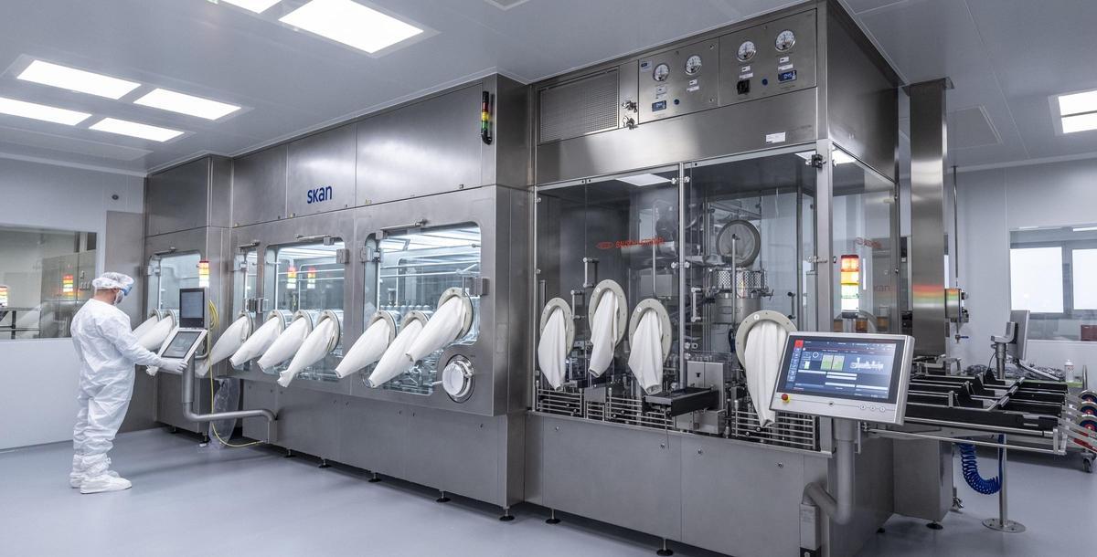 Un tècnic treballant en la nova unitat d'Hipra.