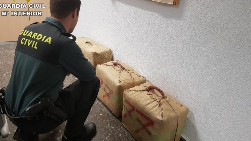 Guardia Civil, con material intervenido en otra operación en Sagunt.