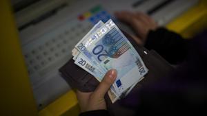 Billetes de euros suministrados por un cajero automático.