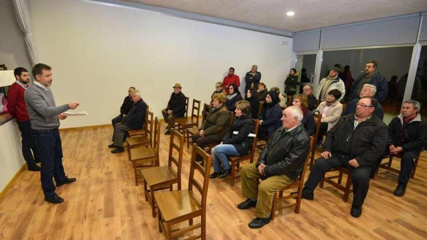 Reunión de ayer con vecinos de Campañó que recibieron el recibo de saneamiento. // Gustavo Santos