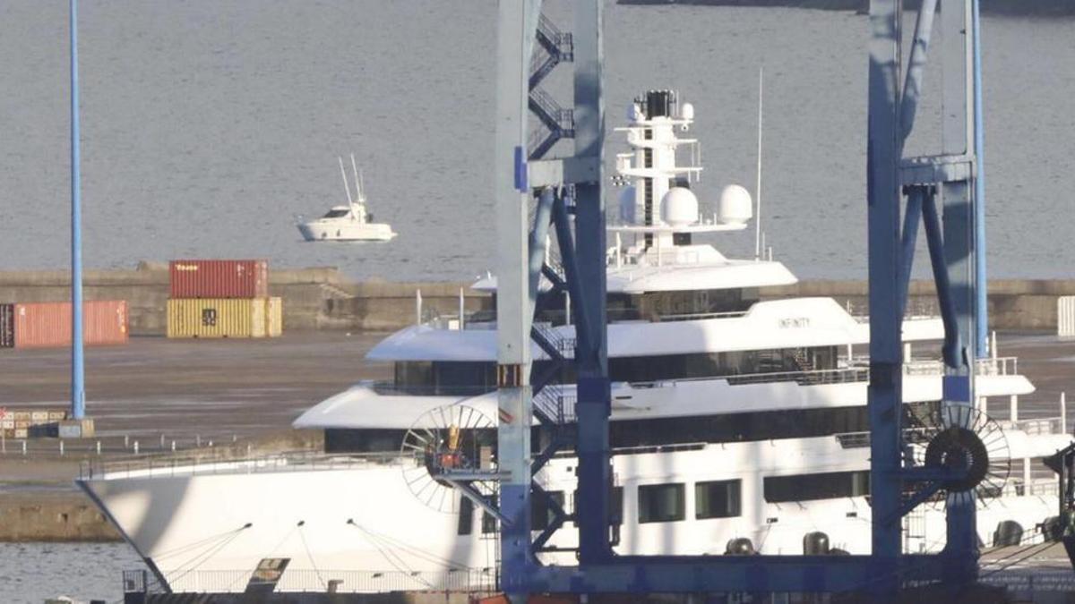 Sobre estas líneas, el yate «Infinity» en el puerto de El Musel. A la izquierda, la embarcación en una imagen de archivo.