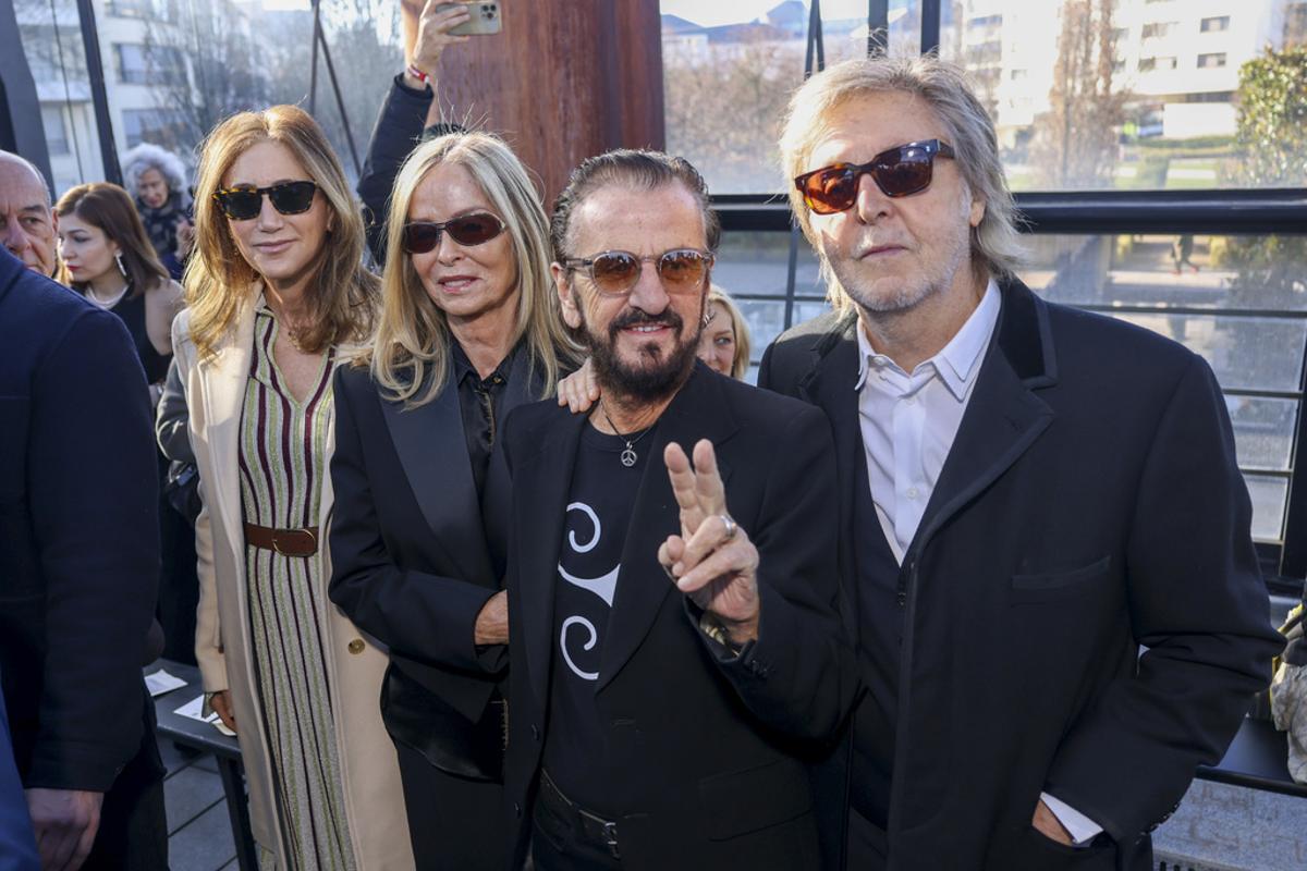 Nancy Shevell, Barbara Bach, Ringo Starr y Paul McCartney en el desfile.