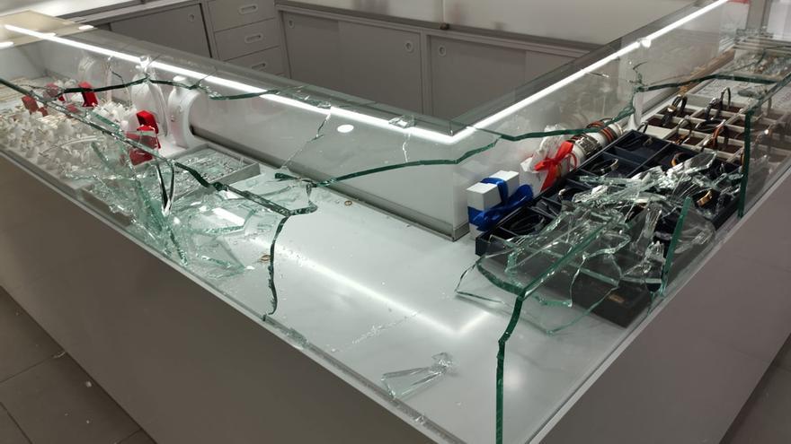 Interior de la joyería asaltada en el centro comercial El Mirador, con las vidrieras rotas