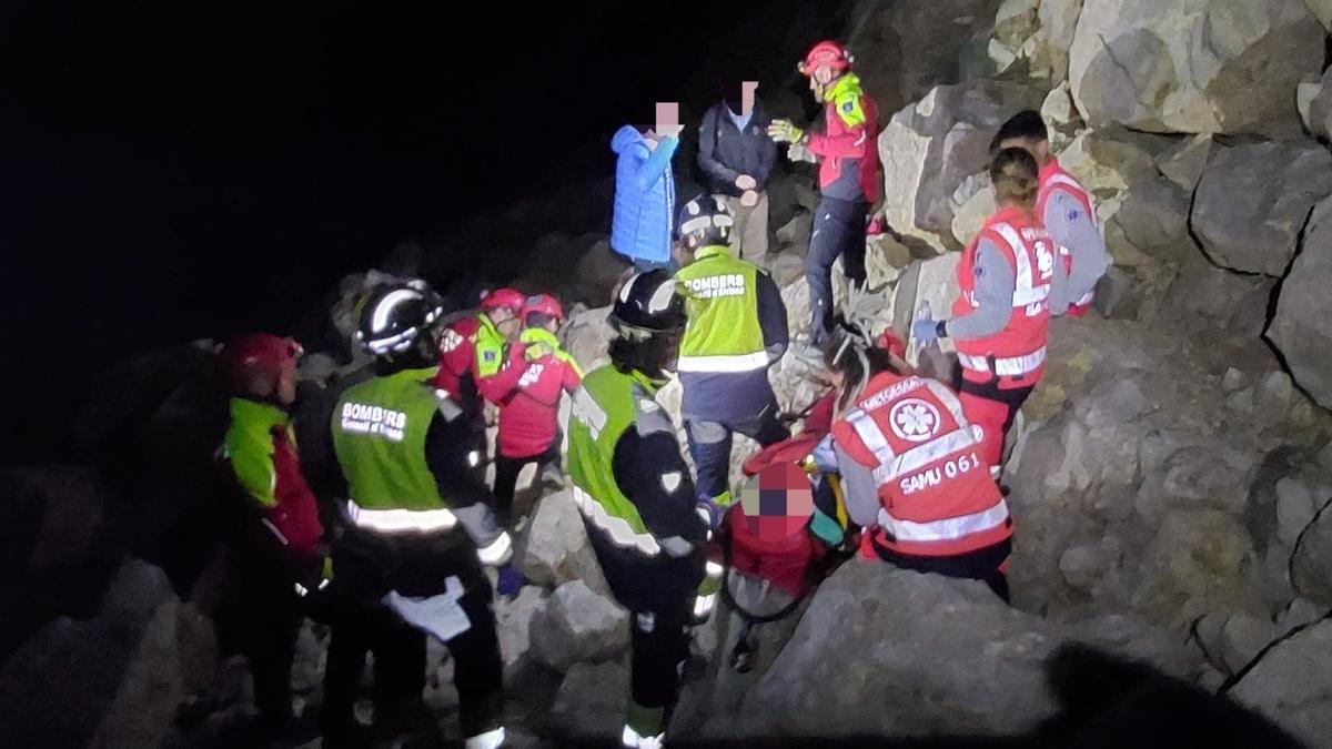 Los bomberos durante el rescate de la mujer precipitada en Cala Blanca