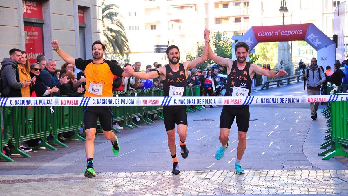 Llegada de los tres primeros atletas a meta