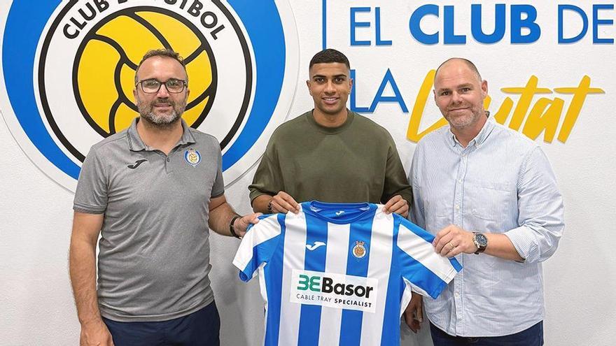 El futbolista Izan con los dirigentes del CF Gandia