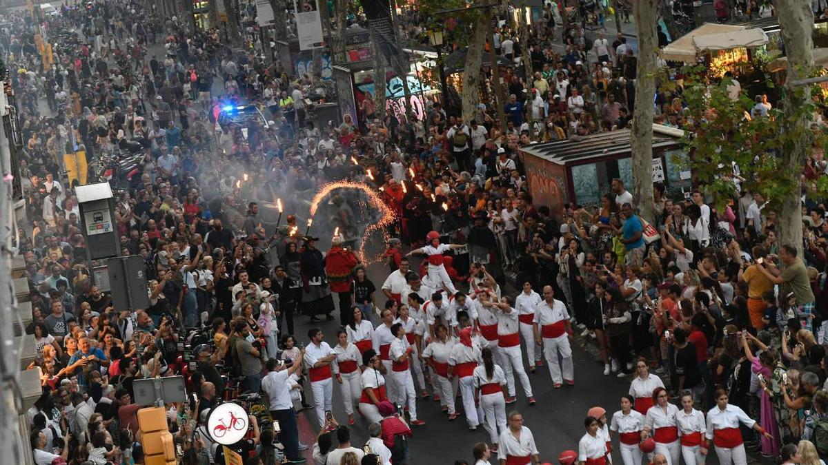 Inicio de la fiestas de la Mercè con el ‘seguici’ por La Rambla