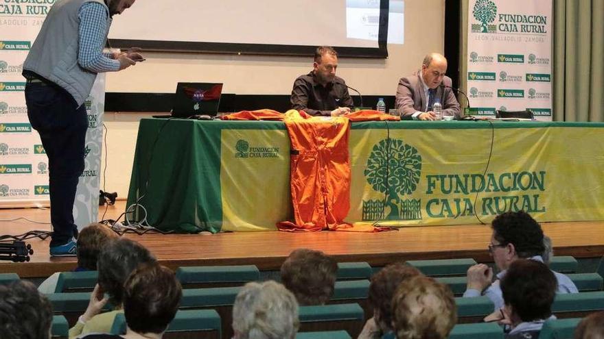 En la mesa, a la izquierda, Josu Feijoo durante su intervención.