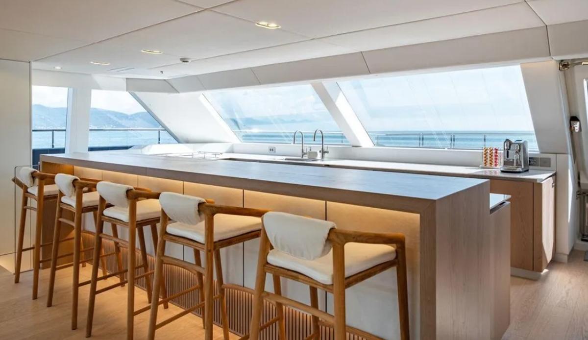 Galería: 'Petite Belle', el catamarán de 16,5 millones que no pasa desapercibido en el puerto de Ibiza