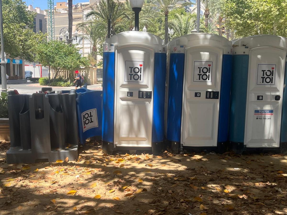 Aseos portátiles aún instalados en Canalejas seis días después de la Cremà