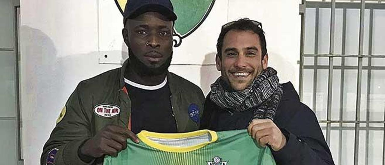 Iyayi Osaheni posa con la camiseta del AtlÃ©tico Rafal, club que le fichÃ³ el pasado 6 de febrero y en el que se la ha prohibido jugar.