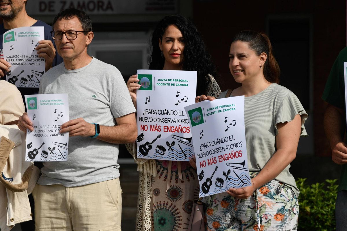 Concentración reivindicar la demora en las obras de continuación y finalización del nuevo Conservatorio de Música.