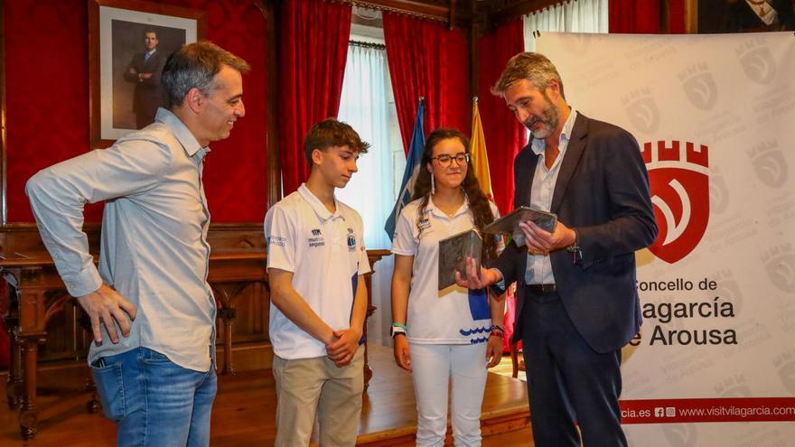 Vilagarcía homenajea a Pablo Barreiro y Alba Díaz