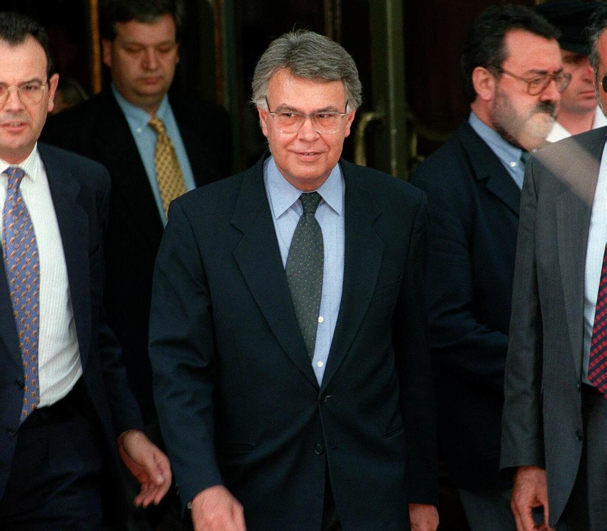 El ex presidente del Gobierno, Felipe González, sale del Tribunal Supremo, esta mañana, donde ha declarado como testigo en el juicio del caso Marey.