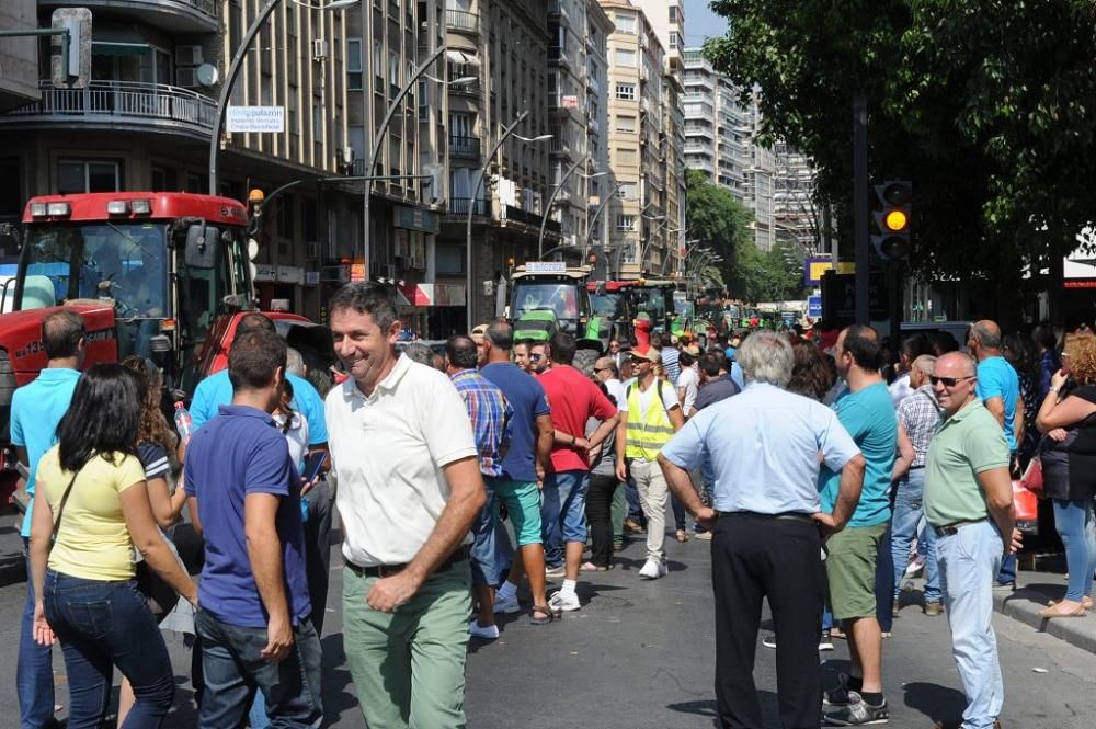 La Gran Vía de Murcia, paralizada por los agricultores