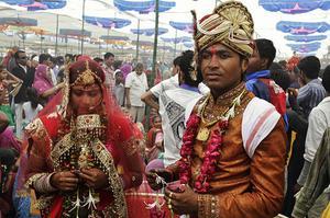 Una parella índia espera per celebrar el seu matrimoni durant l’’Akshay Tritiya’ a Ahmadabad, Índia, considerat un dels dies més propicis per casar-se.