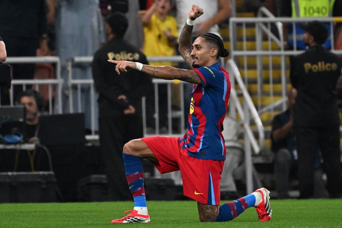 Raphinha celebra el cuarto gol del Barça en la Supercopa de España frente al Athletic Club