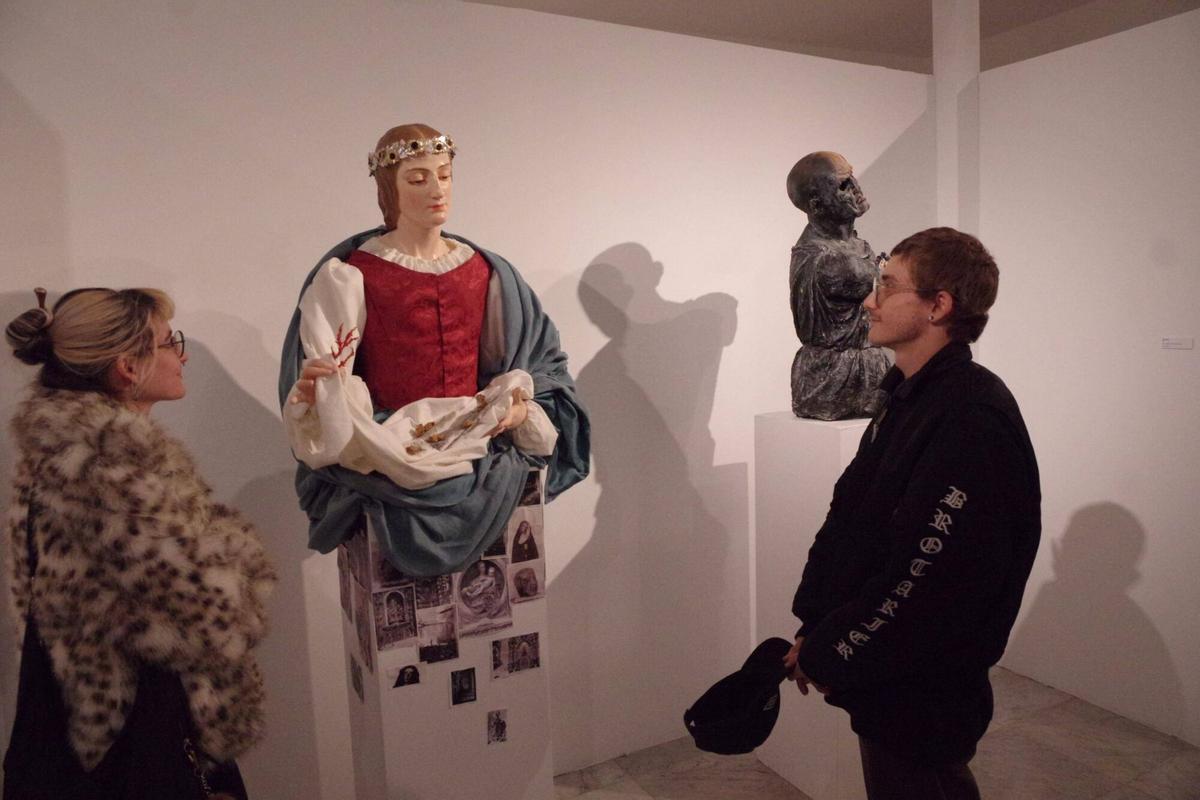 El escultor malagueño José Cano (2004) plantea una lectura emocional de los sucesos de mayo de 1931, 95 años después, en una exposición en la Agrupación de Cofradías