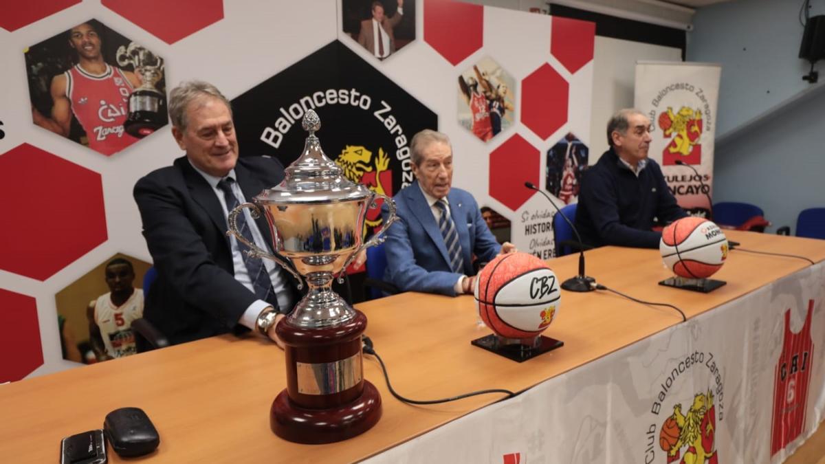 Fernando Arcega, José Luis Rubio y Pepe Arcega, presentando el programa de actos con el que el Baloncesto Zaragoza conmemora los 40 años de la consecución de la Copa del Rey del CAI Zaragoza.