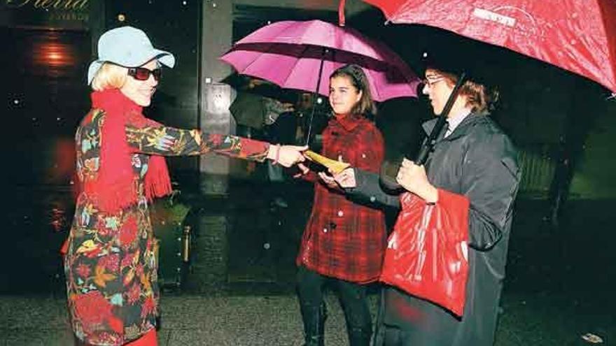 Los actores de Trécola Teatro repartieron publicidad del festival durante el desfile.