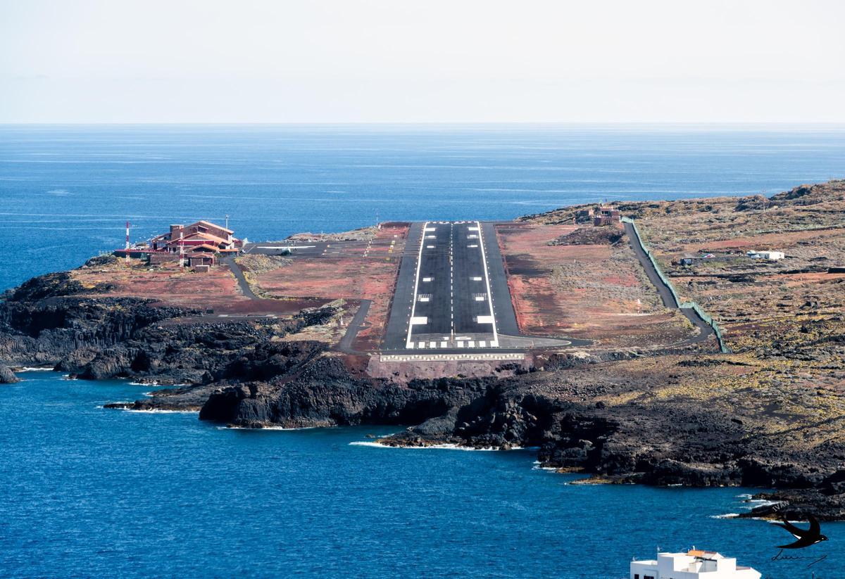 Vista aérea del aeropuerto de Los Cangrejos, en la isla de El Hierro.