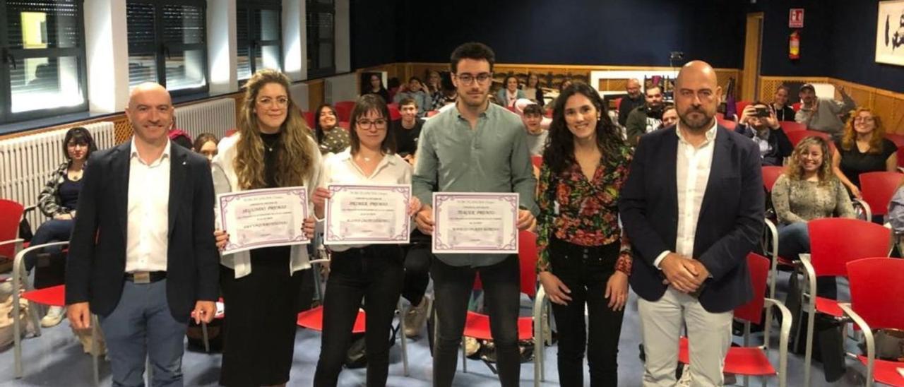 La ganadora, Aliona Calvo (tercera por la  izquierda), junto a dos compañeros, también premiados, y representantes de la escuela y Porcelanosa. | Cedida