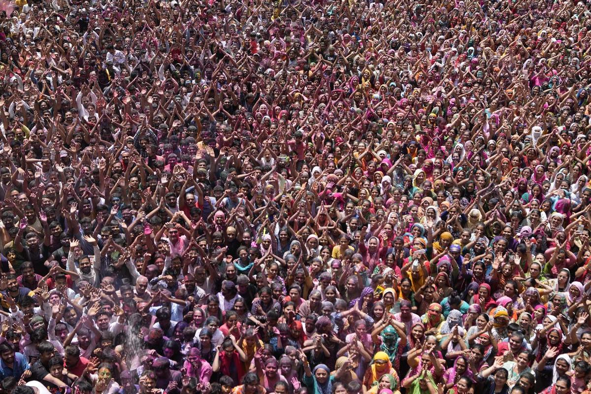 Celebraciones del Holi en el templo Kalupur Swaminarayan , India.