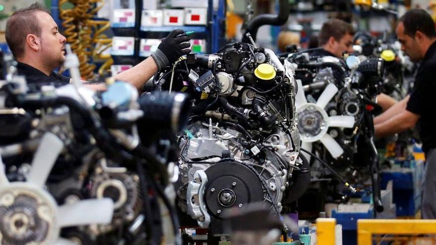 Trabajadores, en una fábrica de motores española.