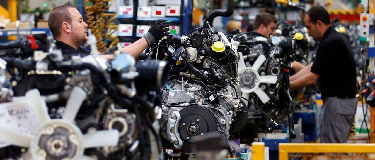 Trabajadores, en una fábrica de motores española.