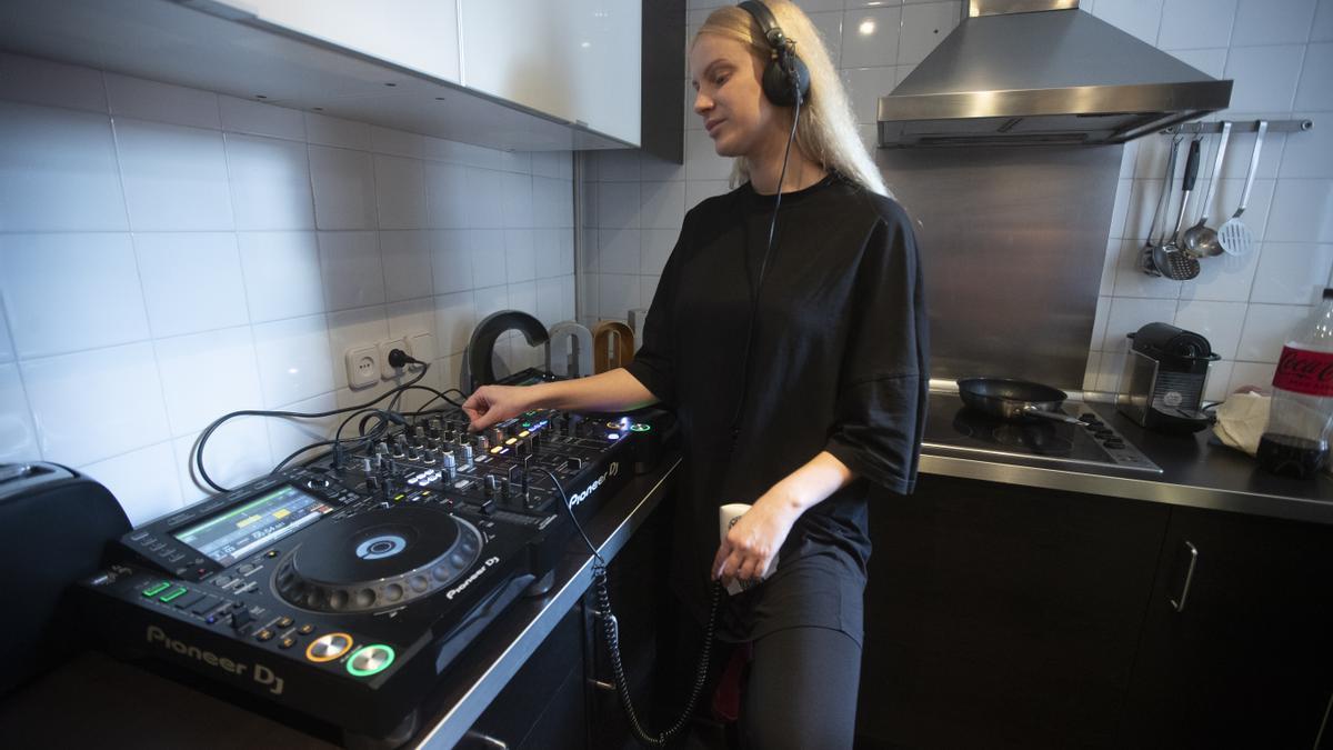 Alina Havryliuk ha montado su equipo en la cocina de su vivienda.