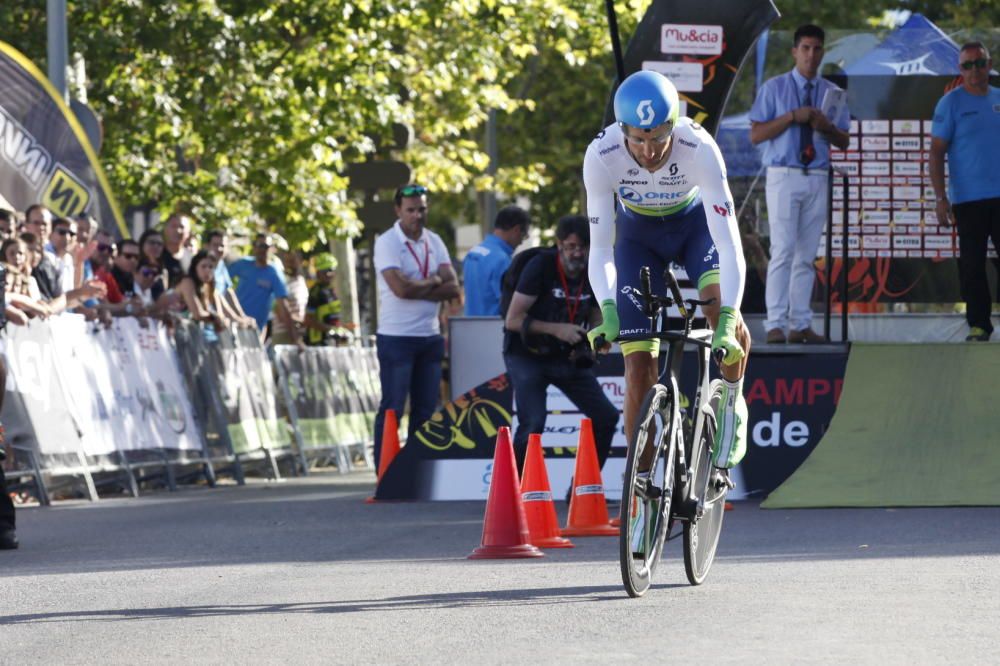 El ciclista de Movistar está acompañado en el podio por sus compañeros de equipo Jonathan Castroviejo y Alejandro Valverde