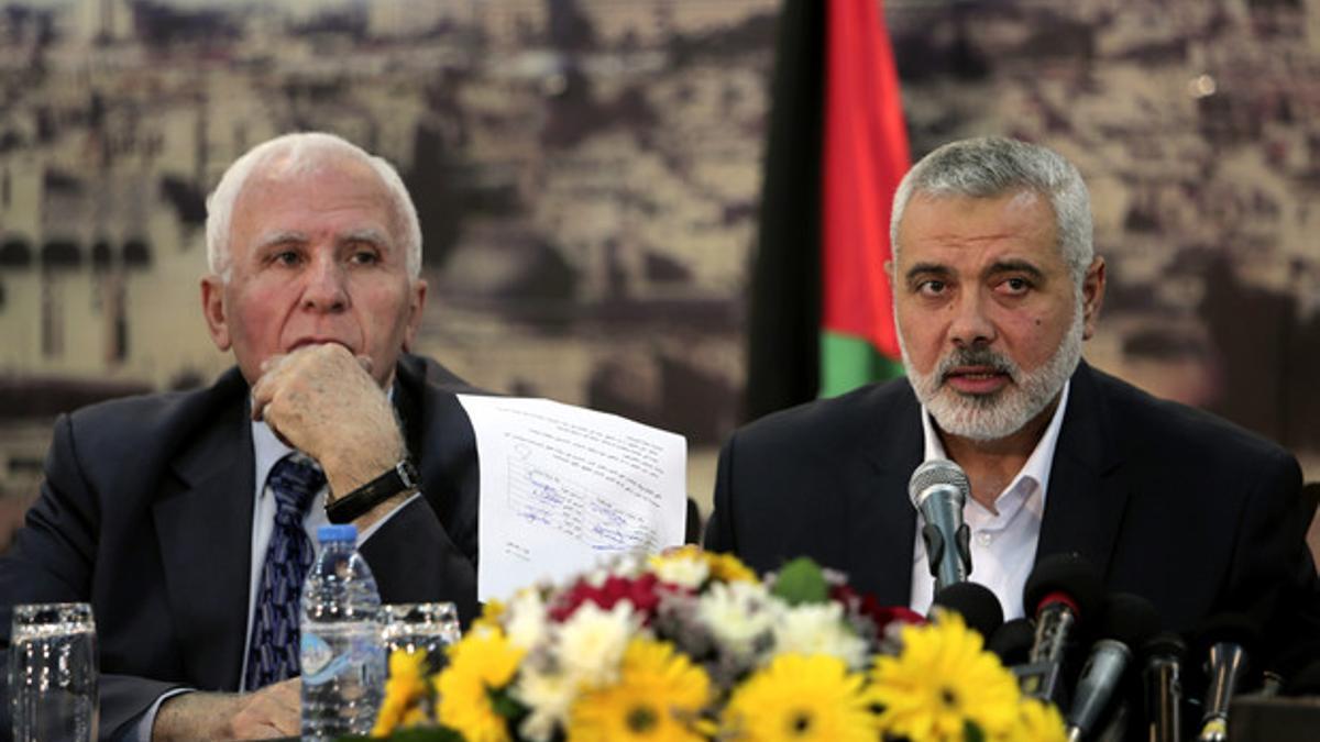 El primer ministro, Ismail Haniyeh, derecha, y el general de Fatah Azzam al-Ahmad.