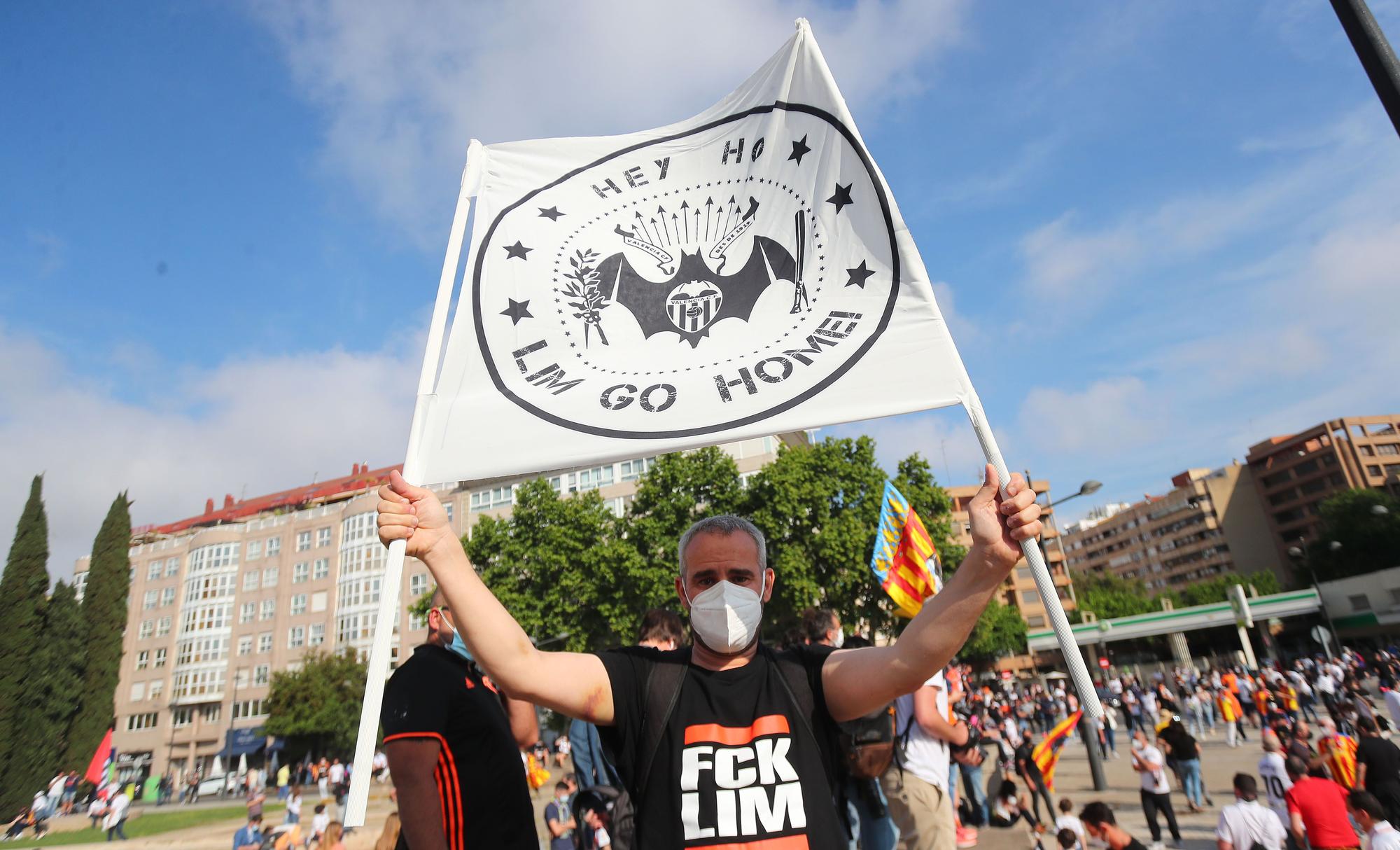 Las imágenes de la marcha de la afición valencianista contra Lim