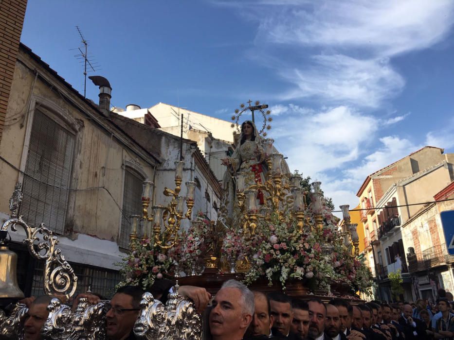 La cofradía del Rocío celebra estos días las vísperas de la solemnidad de Pentecostés y lo ha hecho este sábado con una procesión que ha comenzado a las 18.30 horas desde la casa hermandad