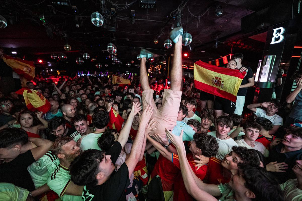 Ambiente en la discoteca Bling Bling de aficionados al fútbol ante la convocatoria de Barcelona con la Selección.