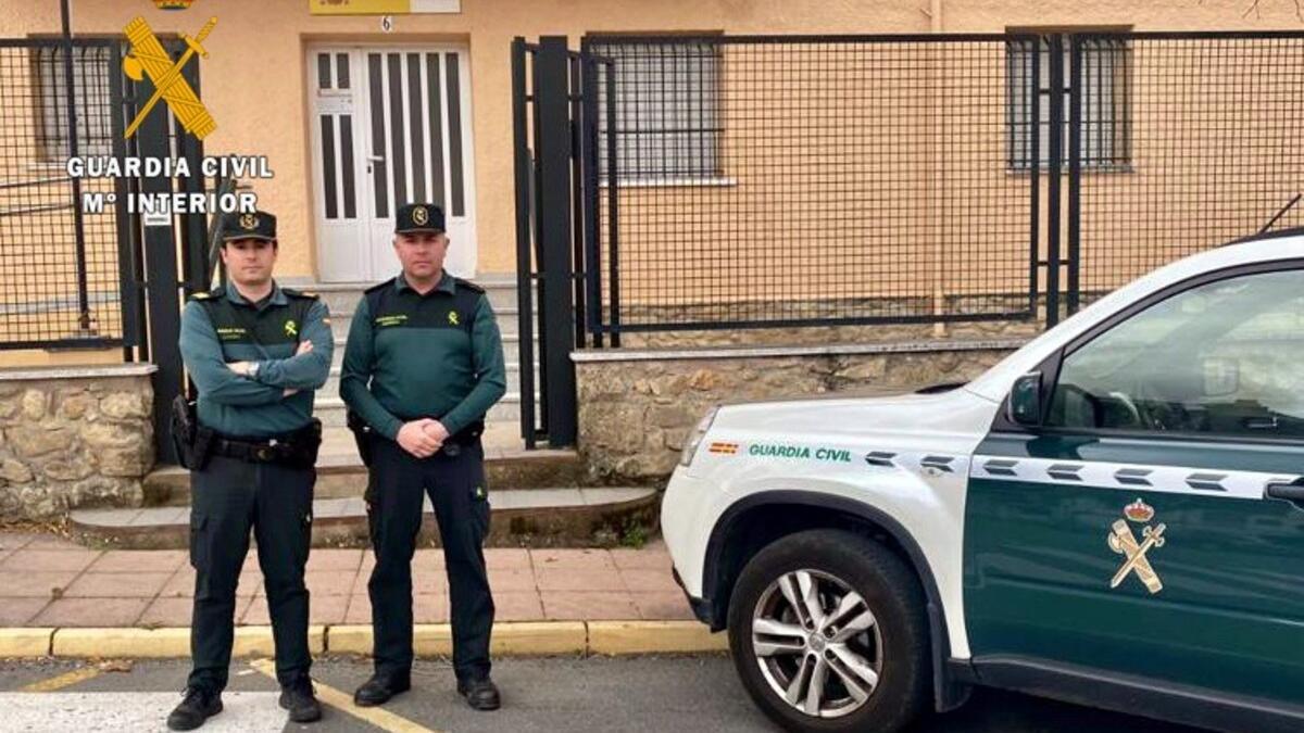 Los dos agentes de la Guardia Civil que auxiliaron al padre y al hijo en Hervás.