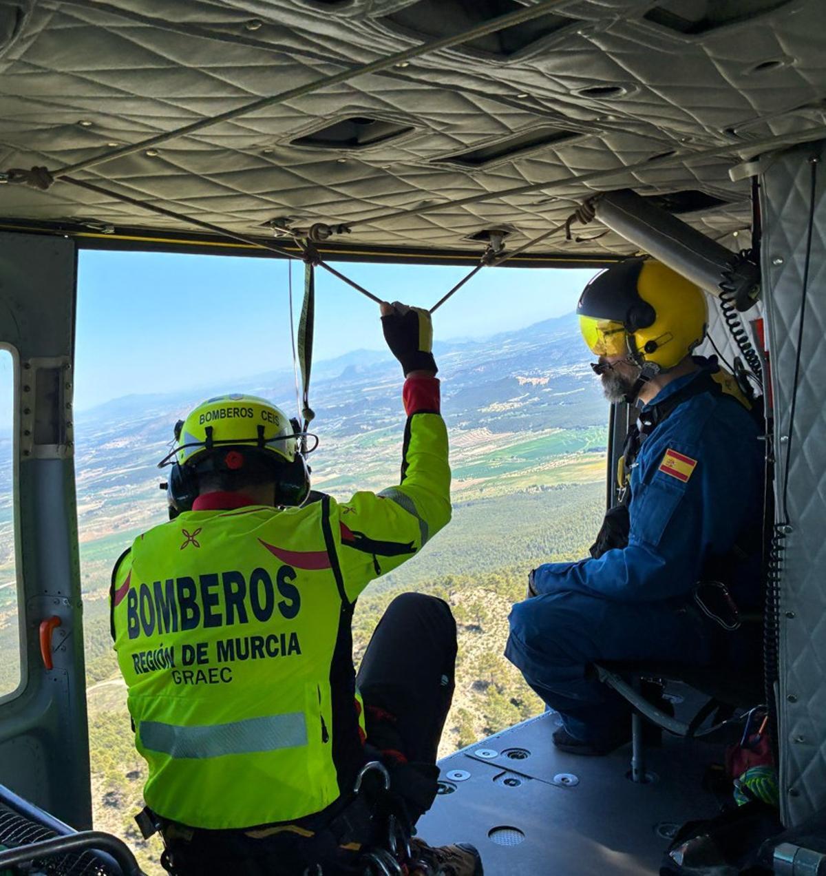 Helicóptero movilizado sobrevolando la zona donde se encontraba la excursionista