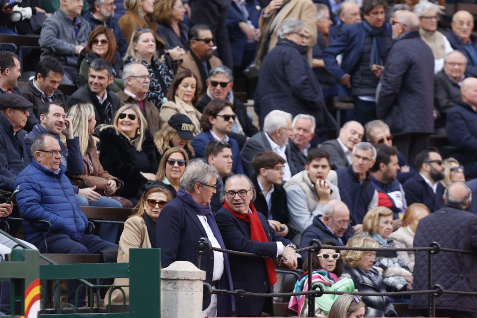 El efecto llamada de Roca Rey llena la plaza de toros de famosos