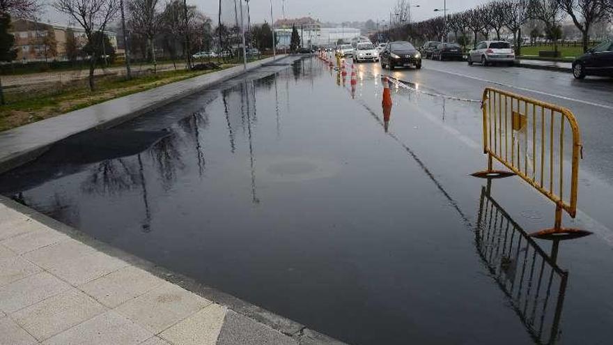 Inundación en la zona de aparcamiento de A Xunqueira. // G.N.