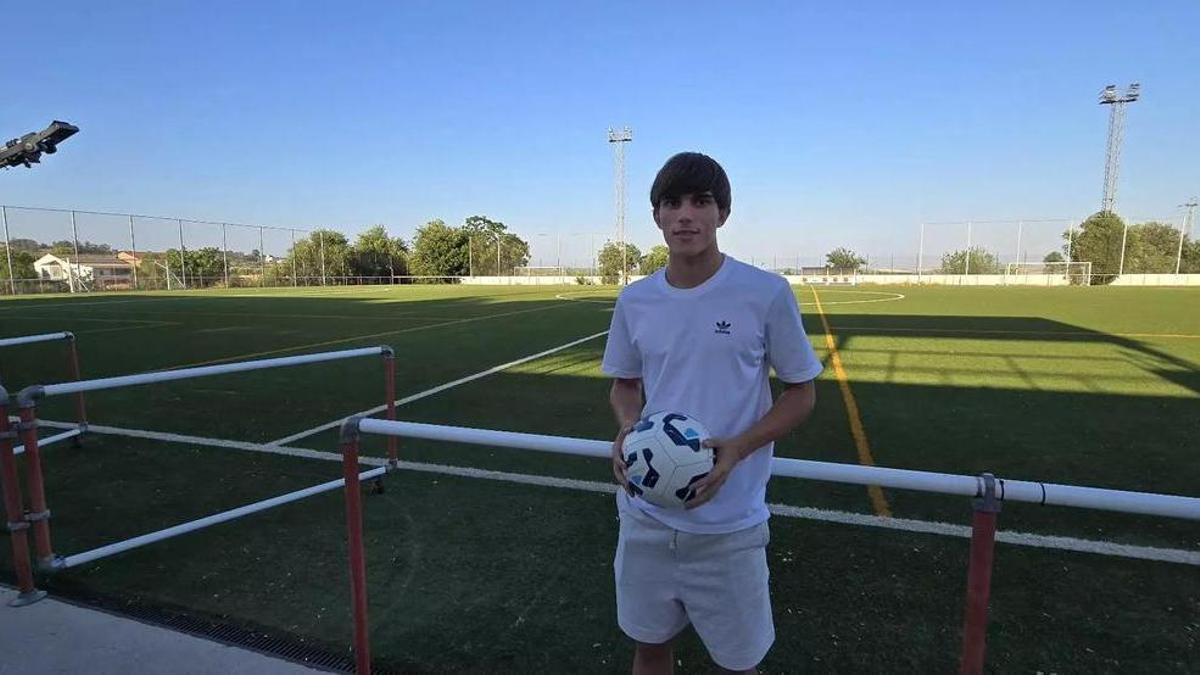 Andrés Cuenca, central adamuceño del Sporting de Gijónj, en una imagen en su pueblo, el pasado verano.