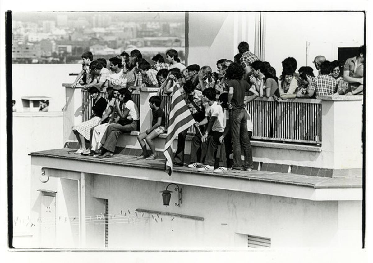 Ciutadans en un balcó, durant la Diada del 1976, a Sant Boi de Llobregat.